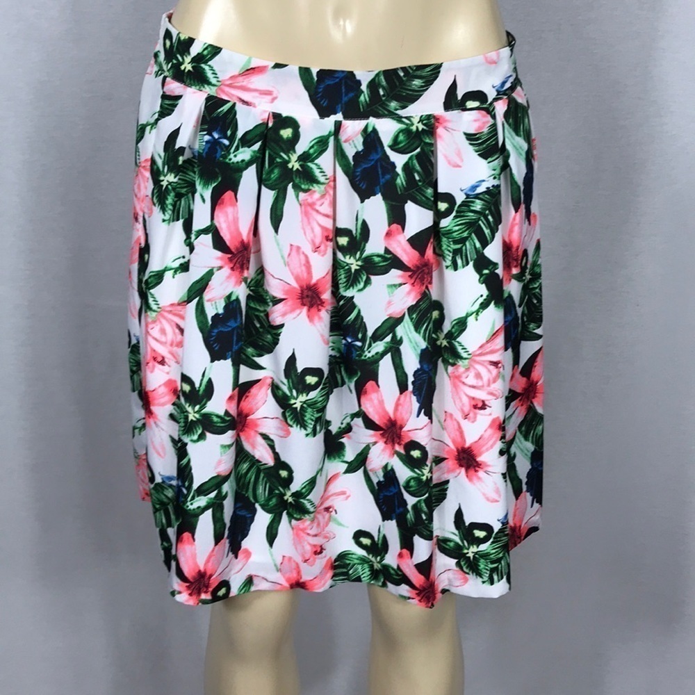 Vince Camuto Size 4 Spring Floral Print & Zipper Closure Skirt. New With Tags.